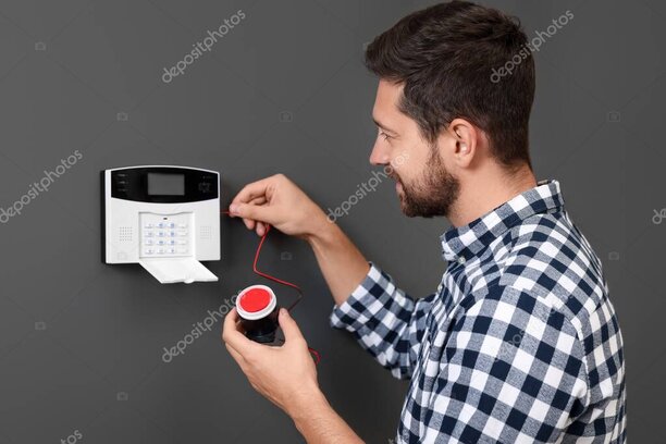 Duvara monte edilmiş alarm sistemi tuş takımı ve siren