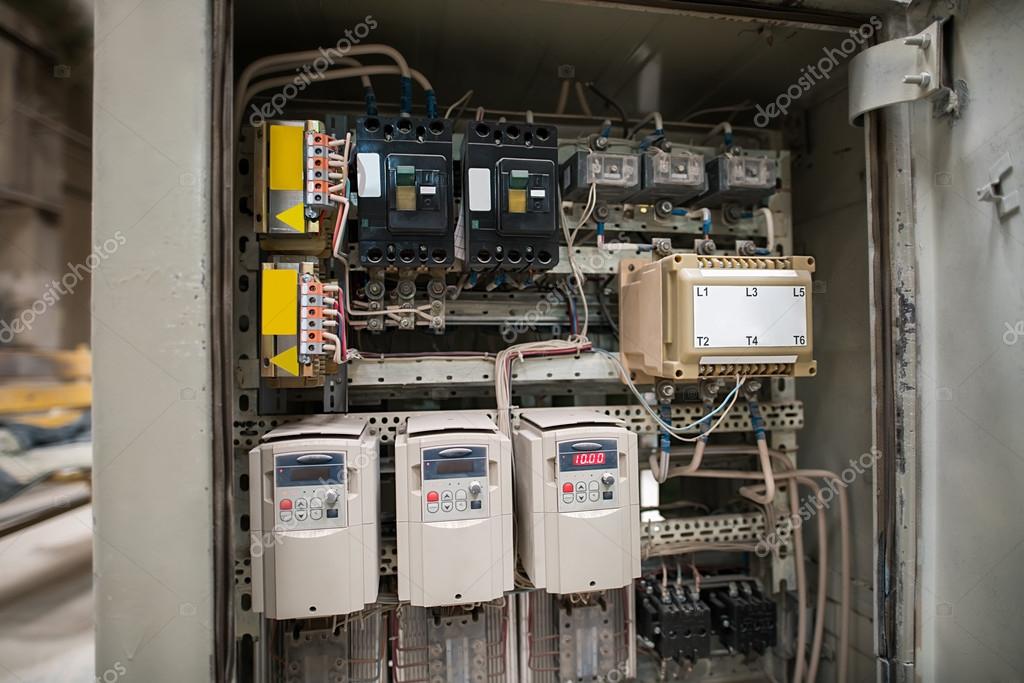 Sanayi tipi elektrik panosu ve kablolarının bağlantısı