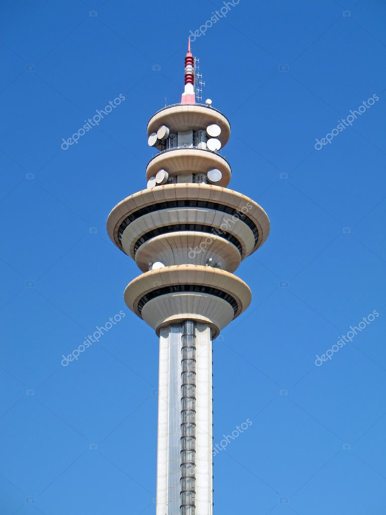 Apartman çatısında yer alan uydu antenleri