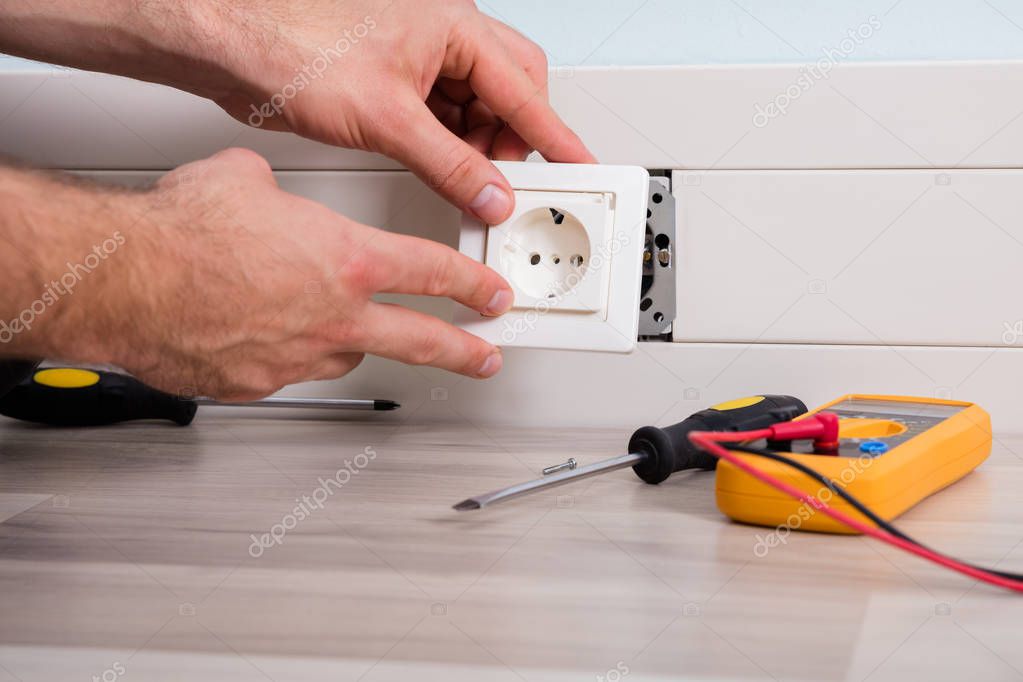 Müstakil evde elektrik ustası kabloları yenilerken