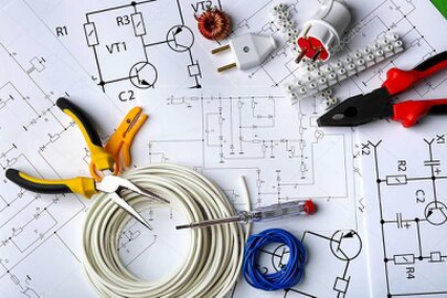 Elektrik panosu önünde çalışan usta elektrikçi