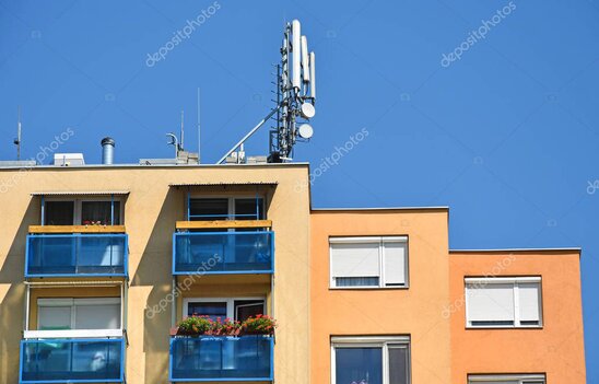 Apartman çatısında yer alan merkezi uydu antenleri