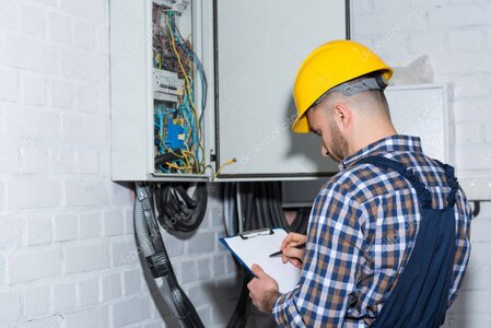 Elektrik panosu ve düzenli kablo bağlantıları