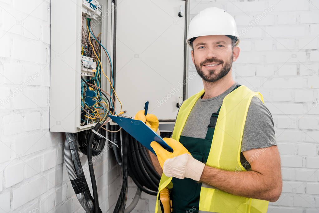 Koruyucu ekipmanlı profesyonel elektrik ustası