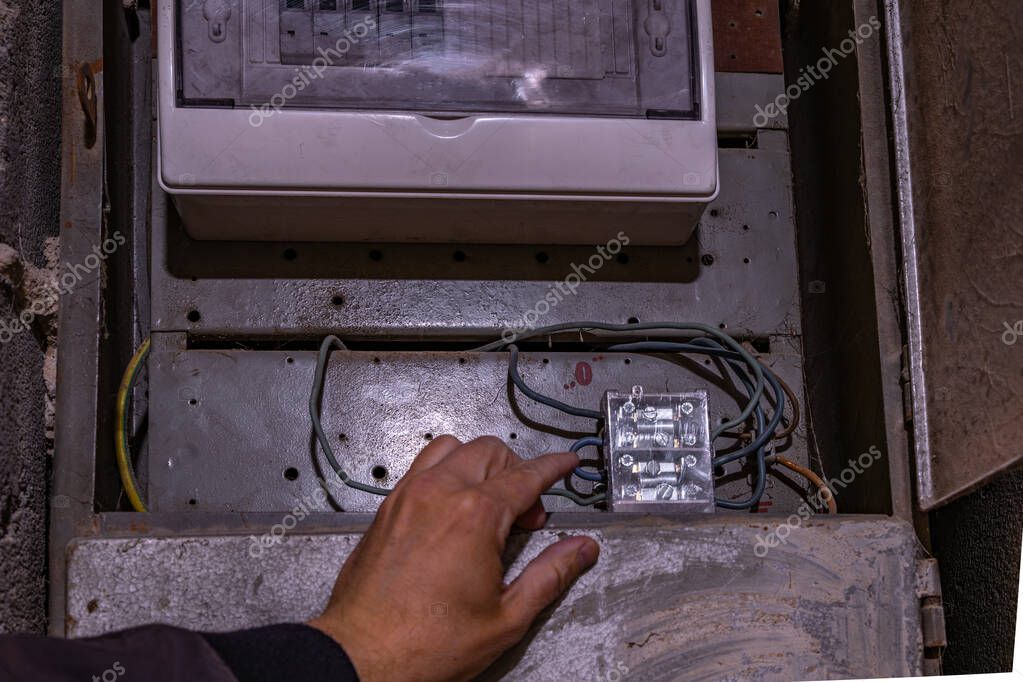 Yeni yapılmış apartman dairesinde elektrik panosu ve kablolar